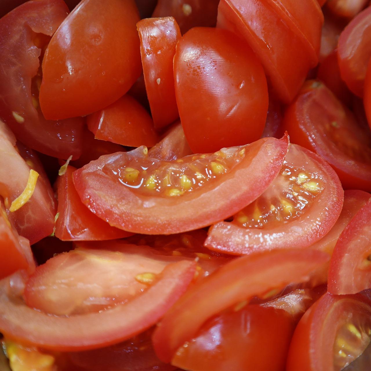 Cut tomatoes (public domain)