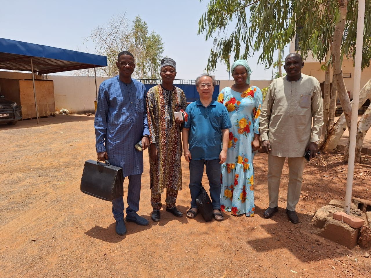 من اليسار إلى اليمين في الصور المصاحبة هم: السيد إبراهيم كوما با (Sahel Agri-Sol)، والسيد Ando GUINDO (Sèmè Agro-Alimentaire)، والسيد Kosona CHRIV (Sahel Agri-Sol)، والسيدة. سيرا كيتا (Sèmè Agro-Alimentaire)، والسيد أمادو يارا (Sahel Agri-Sol) (Sahel Agri-Sol / المجال العام)