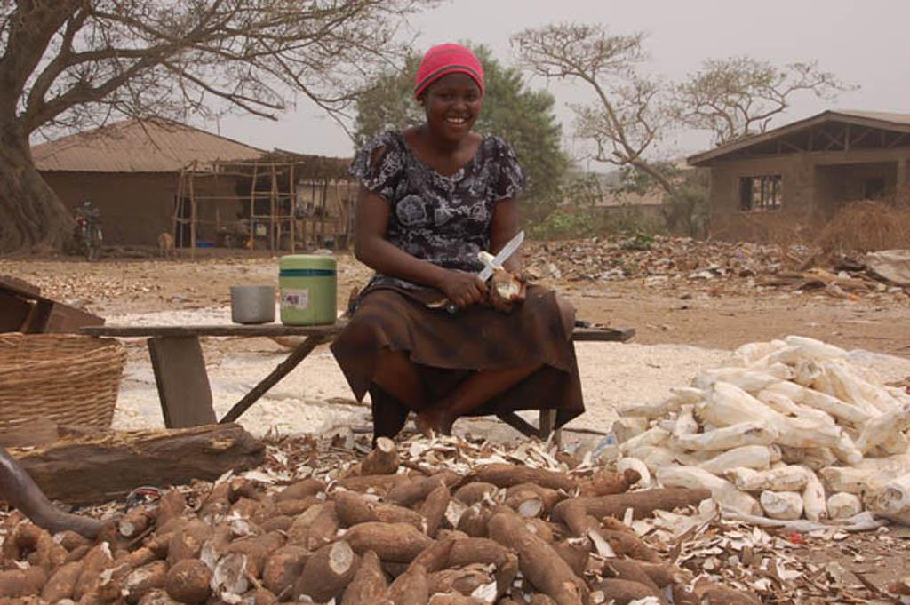 Mujer pelando raíces de yuca (crédito: IITA / Flickr CC BY-NC 2.0)