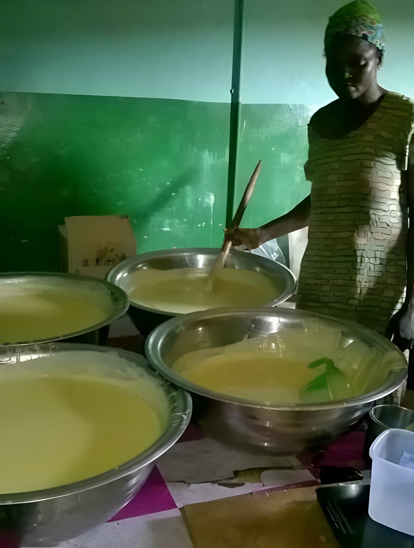 امرأة مالية تنتج زبدة الشيا (الائتمان: Sahel Agri-Sol / Adalidda / المجال العام)